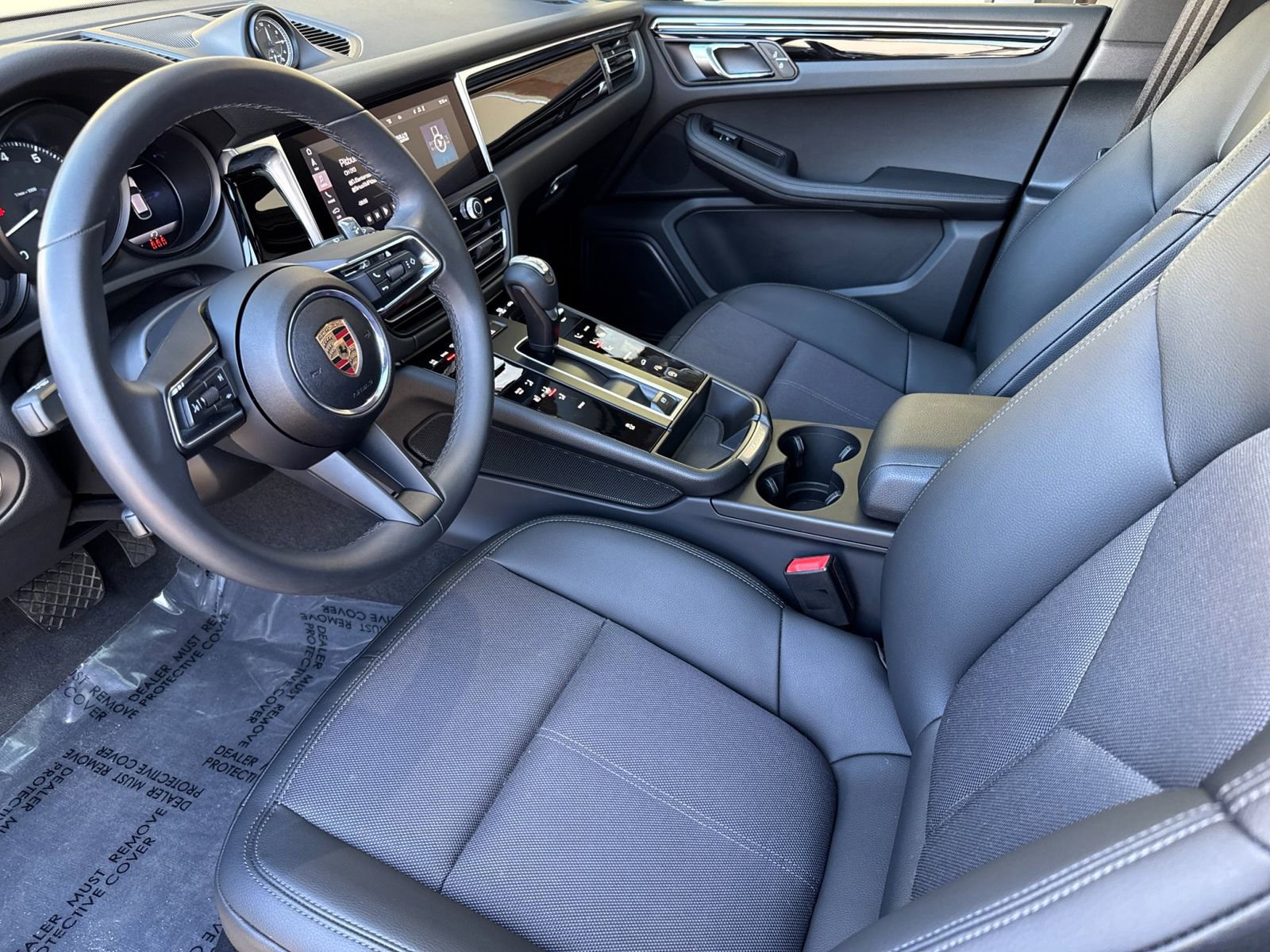 Certified 2025 Porsche Macan image 4