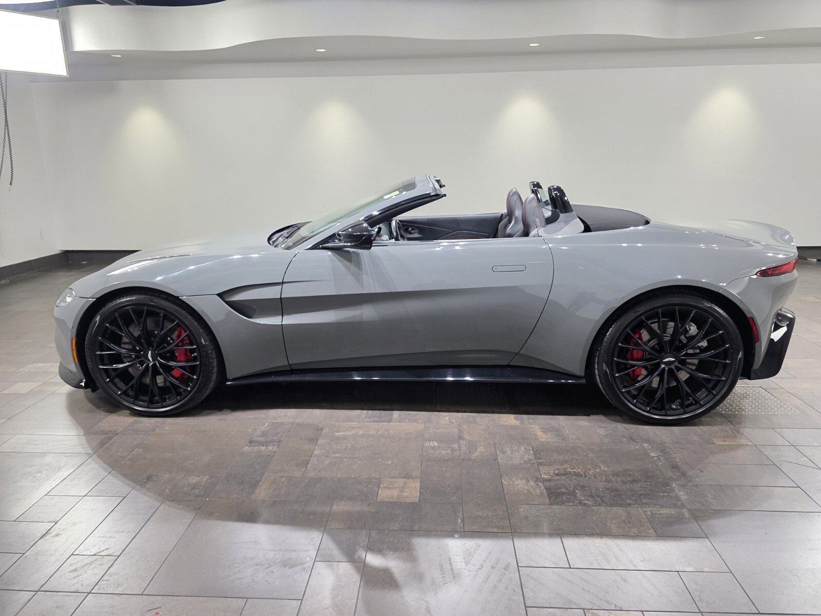 Used 2023 Aston Martin V8 Vantage Roadster image 24
