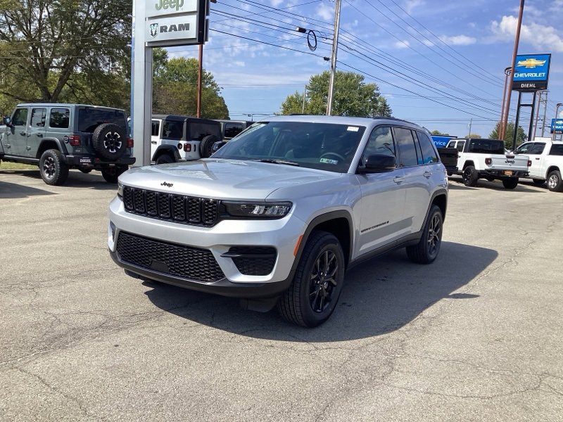 New 2025 Jeep Grand Cherokee Altitude image 3