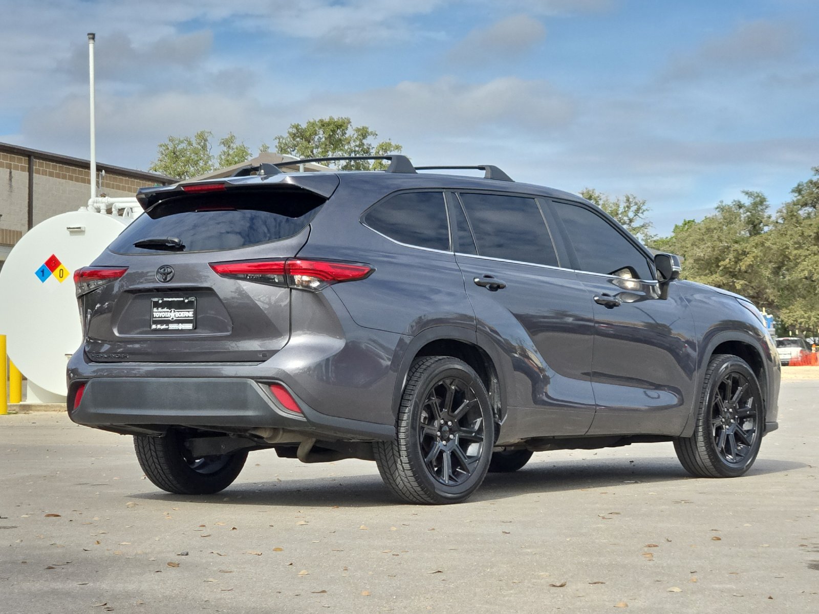 Used 2023 Toyota Highlander LE FWD image 5