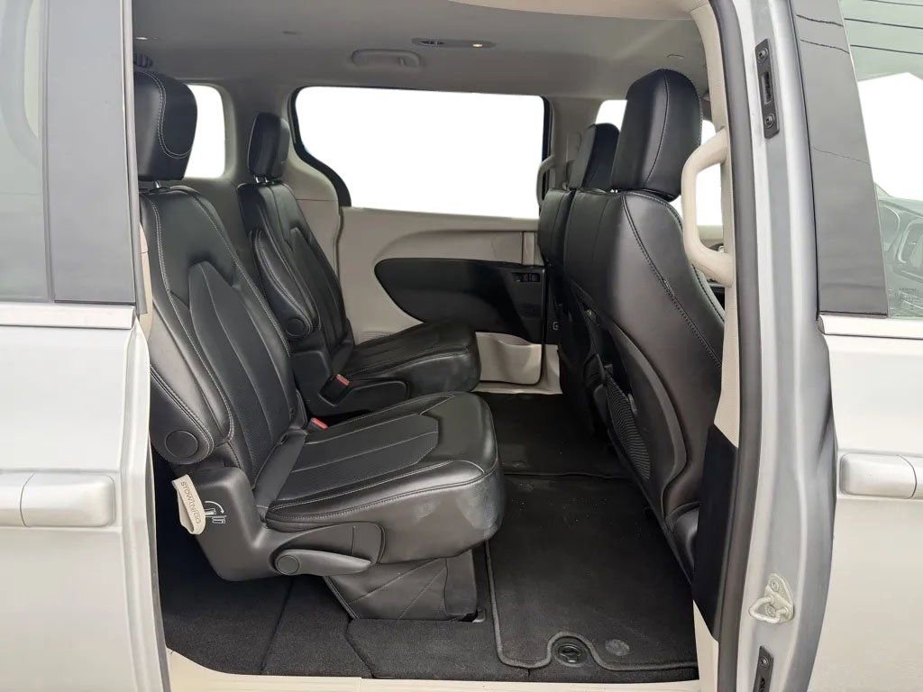 Used 2024 Chrysler Pacifica Touring-L FWD image 33