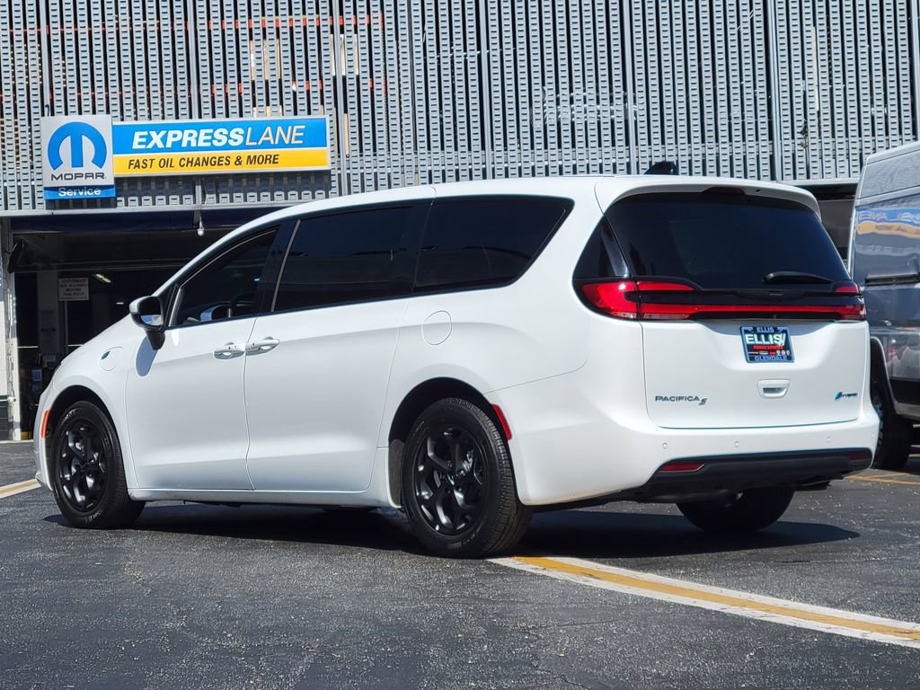 Used 2023 Chrysler Pacifica Touring-L w/ S Appearance Package FWD image 2