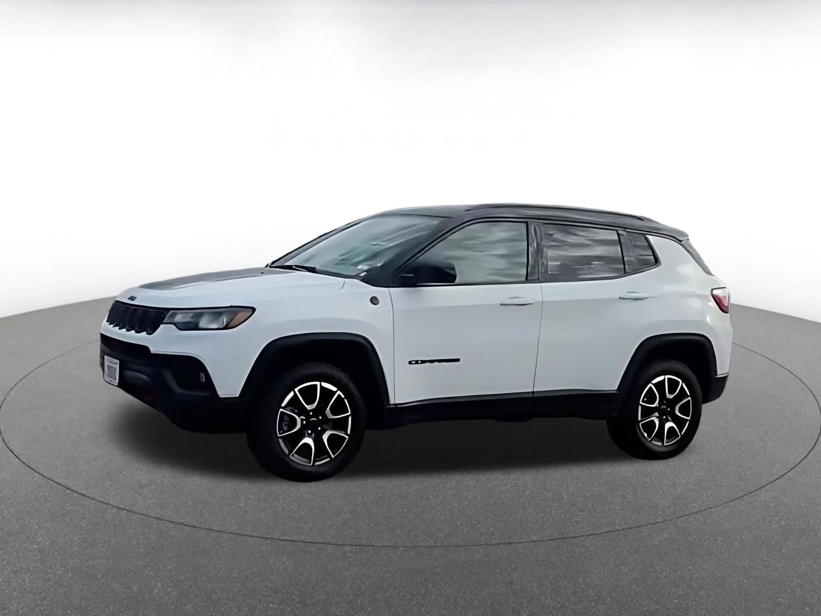 Used 2025 Jeep Compass Trailhawk image 9