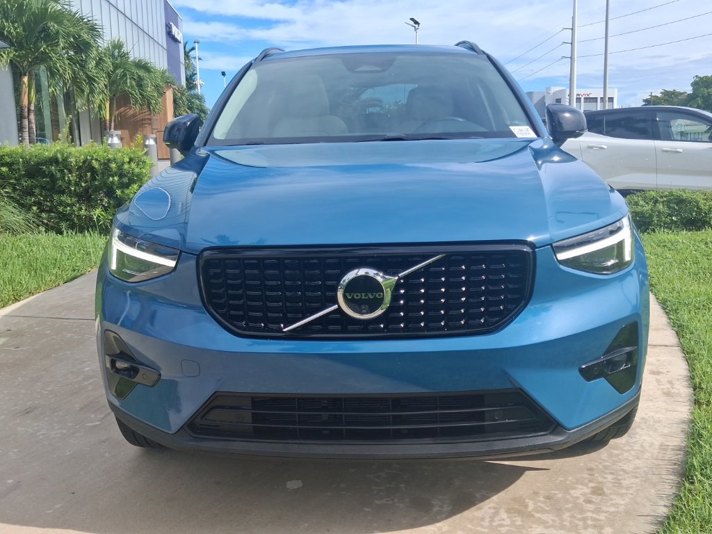 Used 2025 Volvo XC40 B5 Ultra w/ Protection Package Premier AWD/4WD image 2