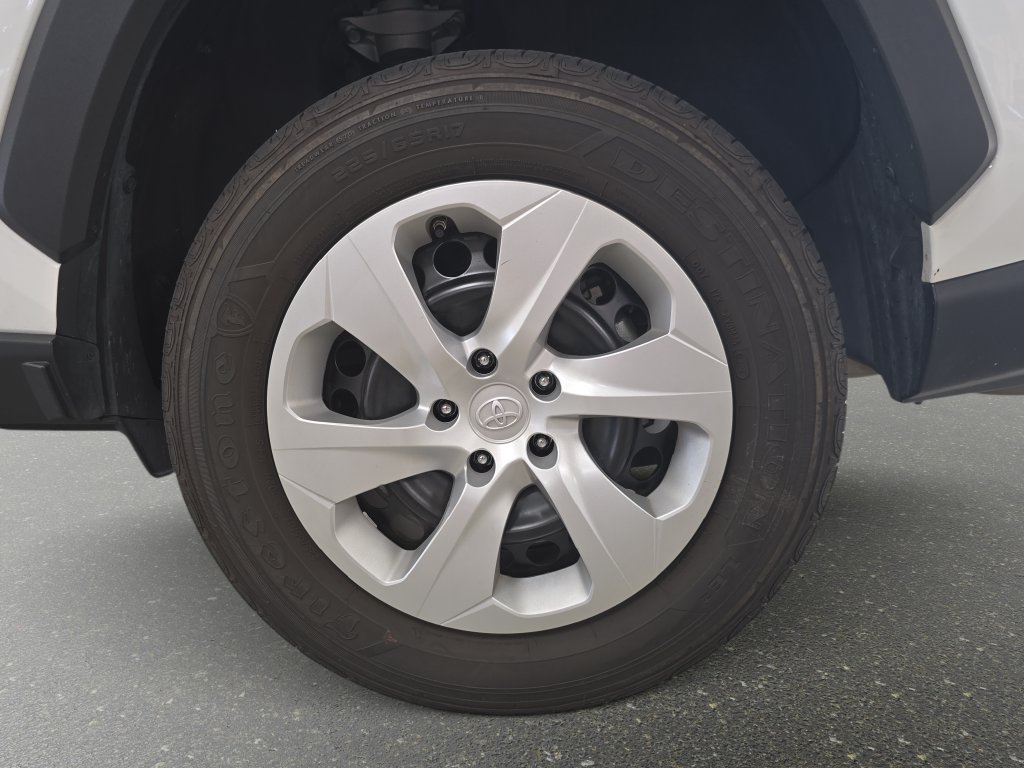 Used 2024 Toyota RAV4 LE FWD image 27