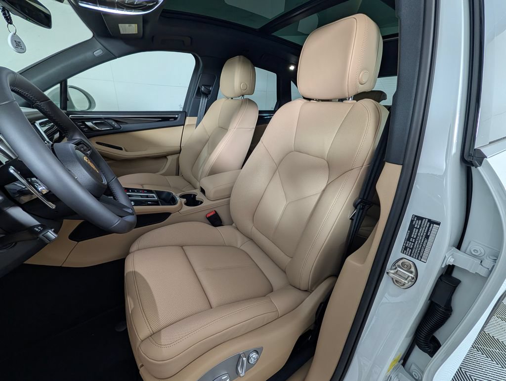New 2026 Porsche Macan AWD/4WD image 5