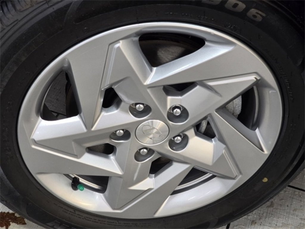 Used 2024 Hyundai Kona SE image 8