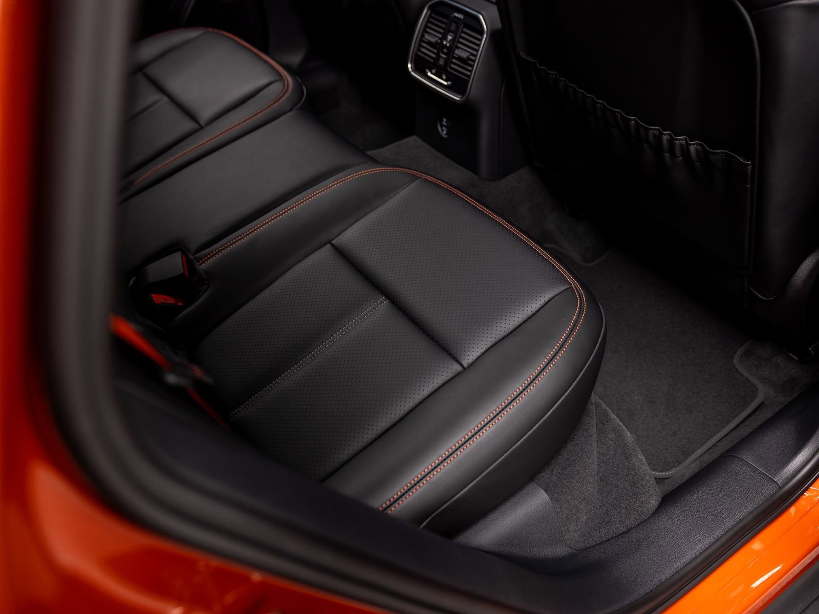 Certified 2025 Porsche Macan AWD/4WD image 52