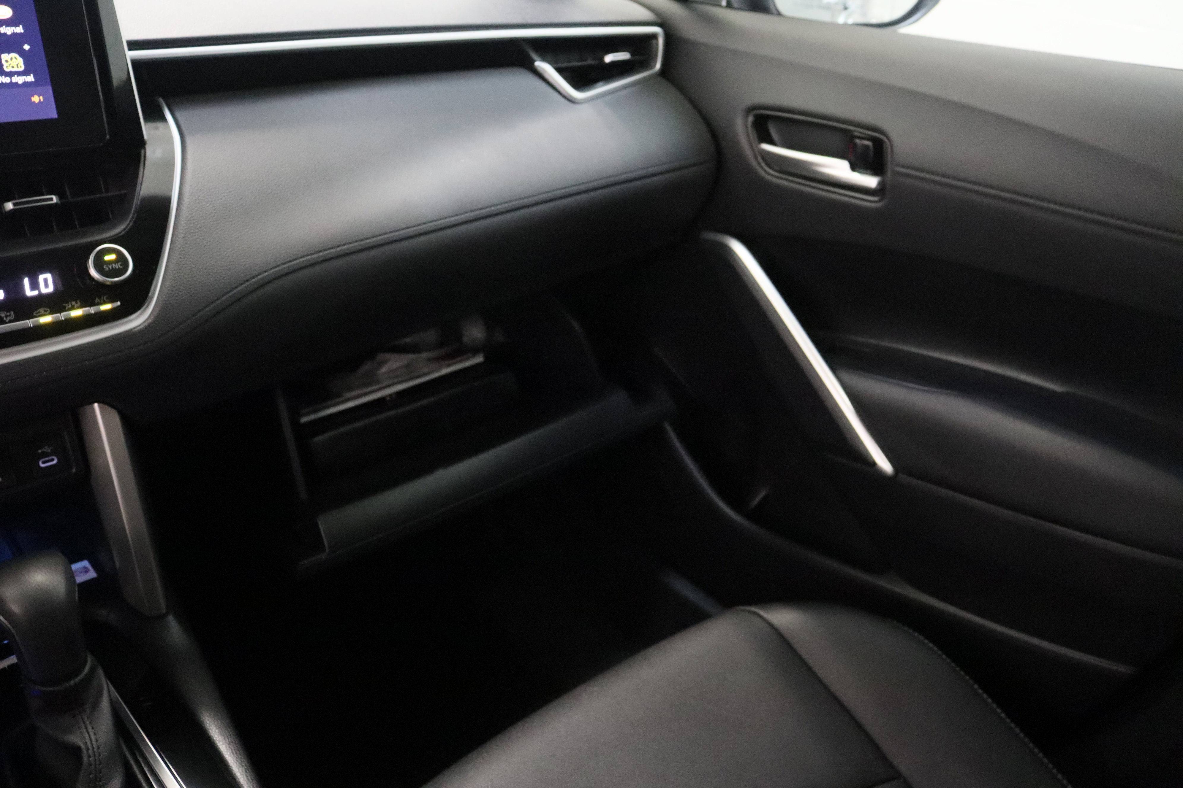 Used 2023 Toyota Corolla Cross XLE w/ Convenience Package FWD image 24