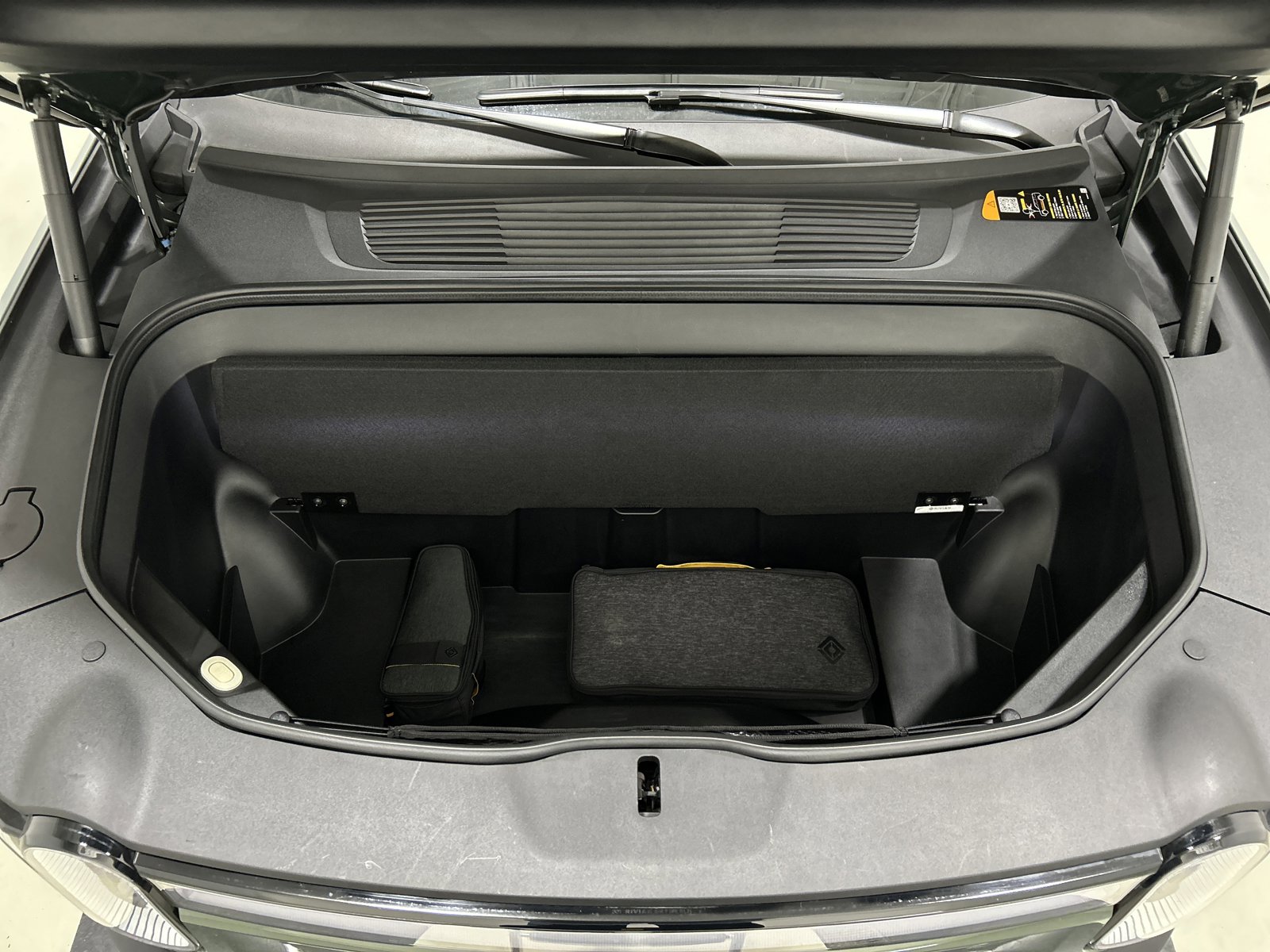 Used 2024 Rivian R1S Adventure AWD/4WD image 14