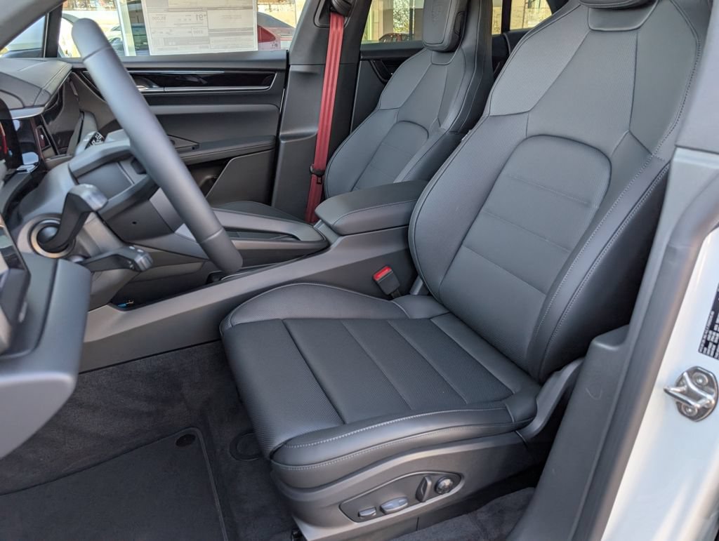 New 2025 Porsche Macan 4S Electric AWD/4WD image 5