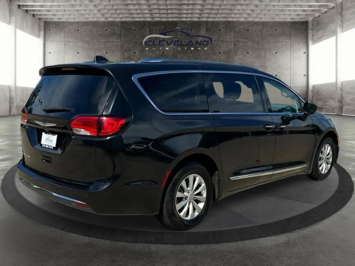 Used 2019 Chrysler Pacifica Touring-L FWD image 3
