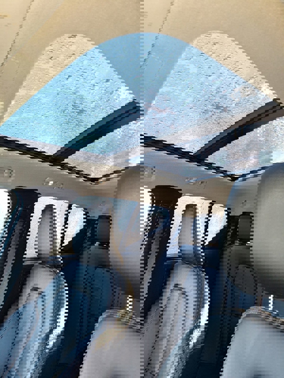 Used 2023 Volvo XC40 B5 Plus image 13