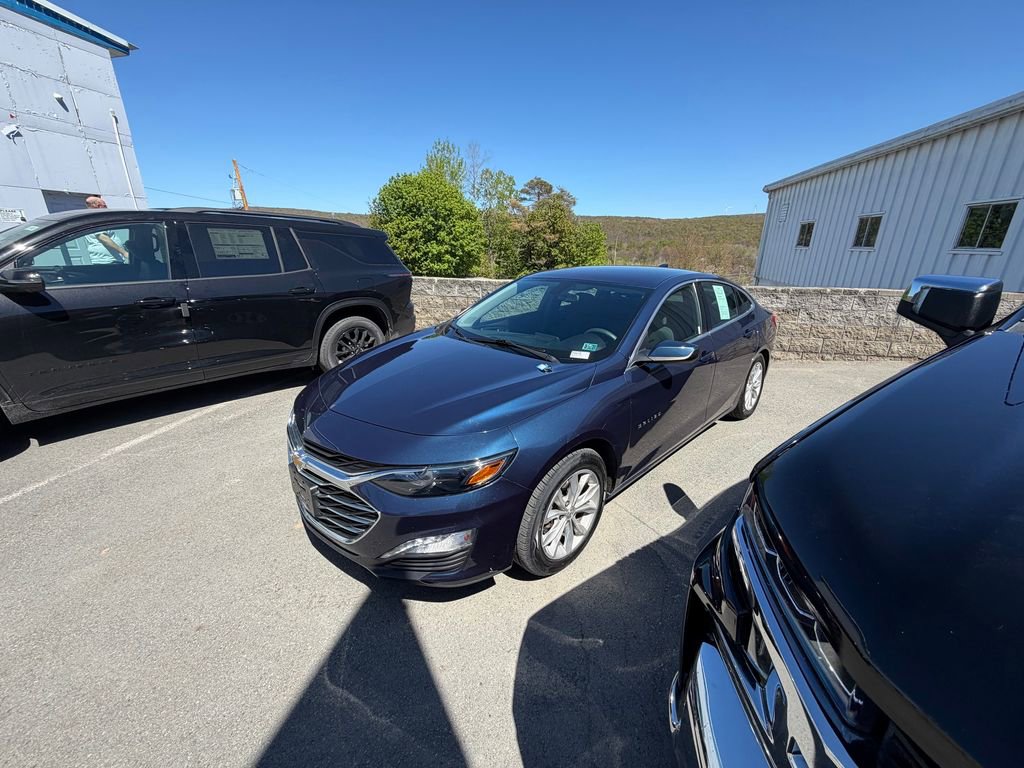 Used 2022 Chevrolet Malibu LT FWD image 2