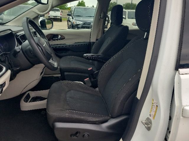 Used 2023 Chrysler Voyager LX FWD image 17