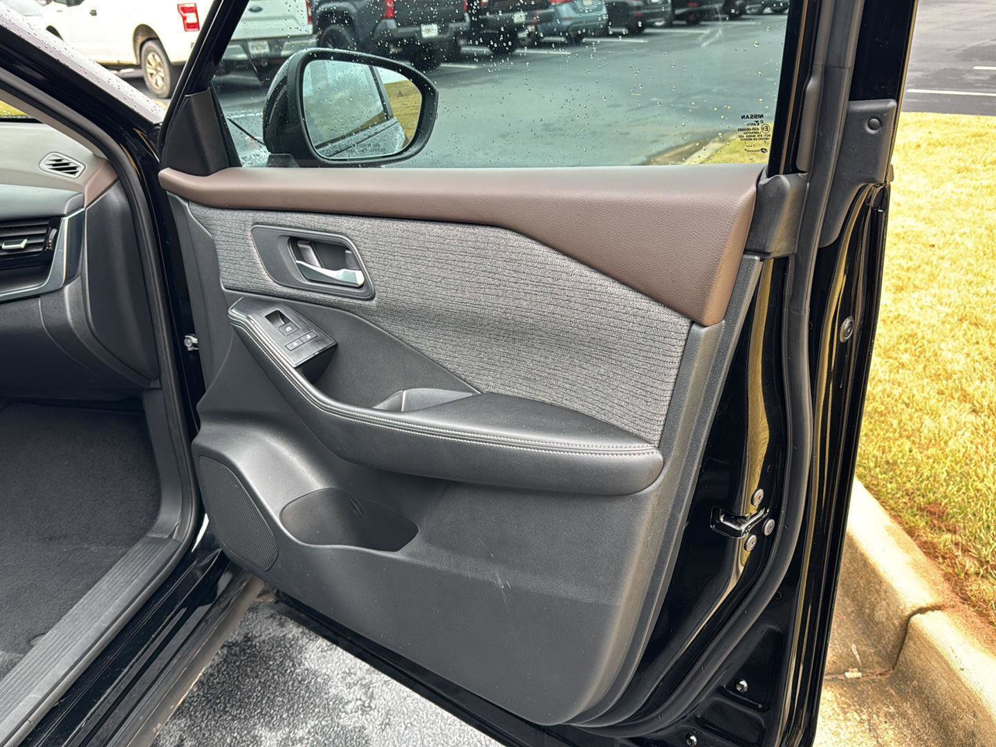 Used 2022 Nissan Rogue SV image 12