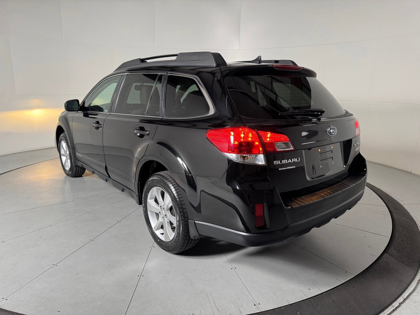 Used 2013 Subaru Outback 2.5i Limited w/ Moonroof Pkg AWD/4WD image 3