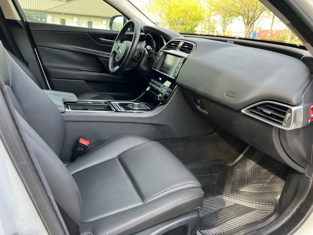 Used 2018 Jaguar XE image 22