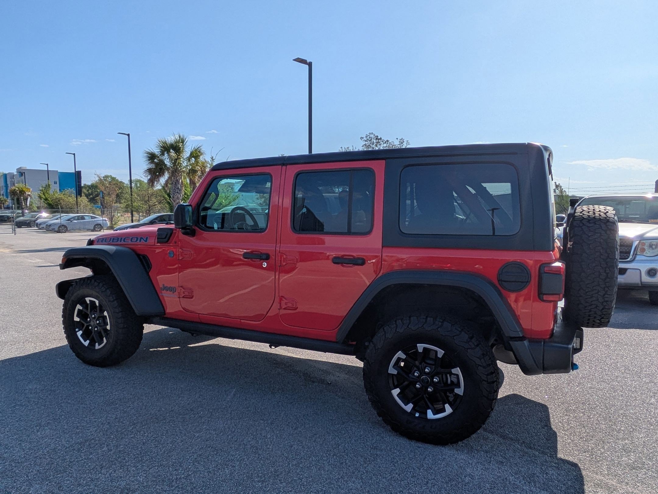 Used 2025 Jeep Wrangler Unlimited Rubicon 4xe w/ Convenience Group AWD/4WD image 6