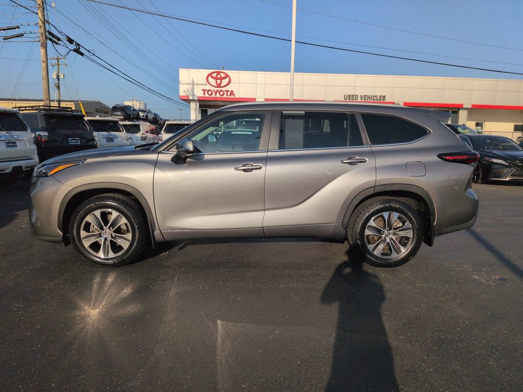 Certified 2025 Toyota Highlander XLE AWD/4WD image 2