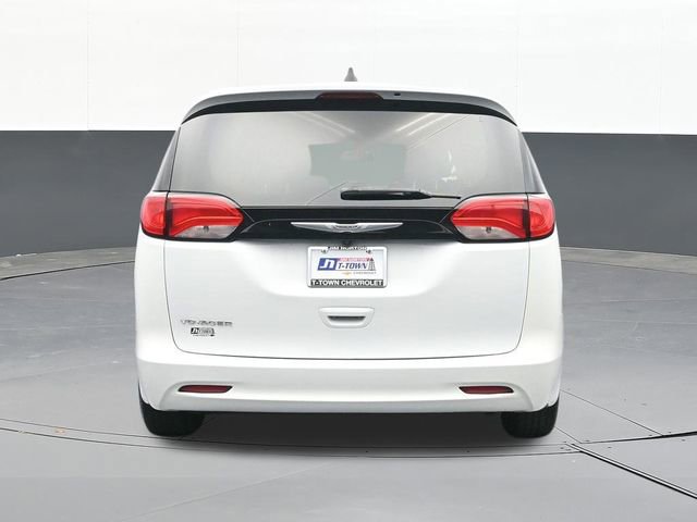 Used 2022 Chrysler Voyager LX image 11