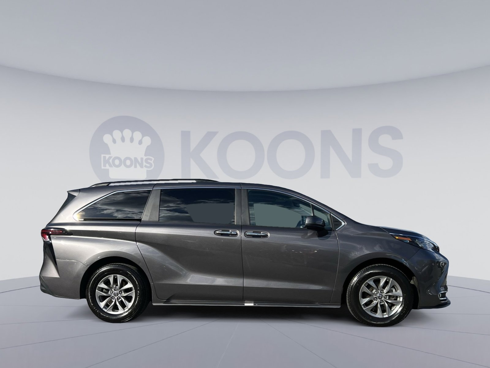 Used 2024 Toyota Sienna XLE FWD image 7