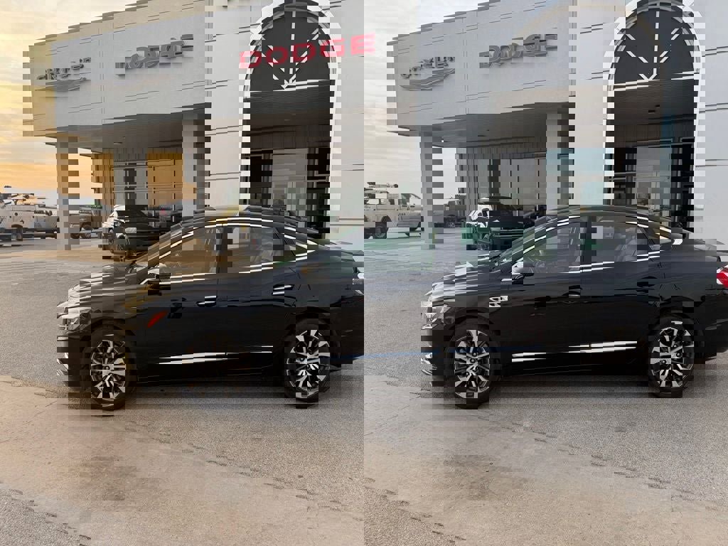 Used 2017 Buick LaCrosse Essence image 2