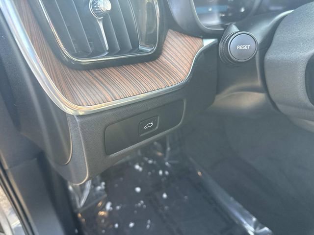 Used 2024 Volvo XC60 B5 Plus image 25