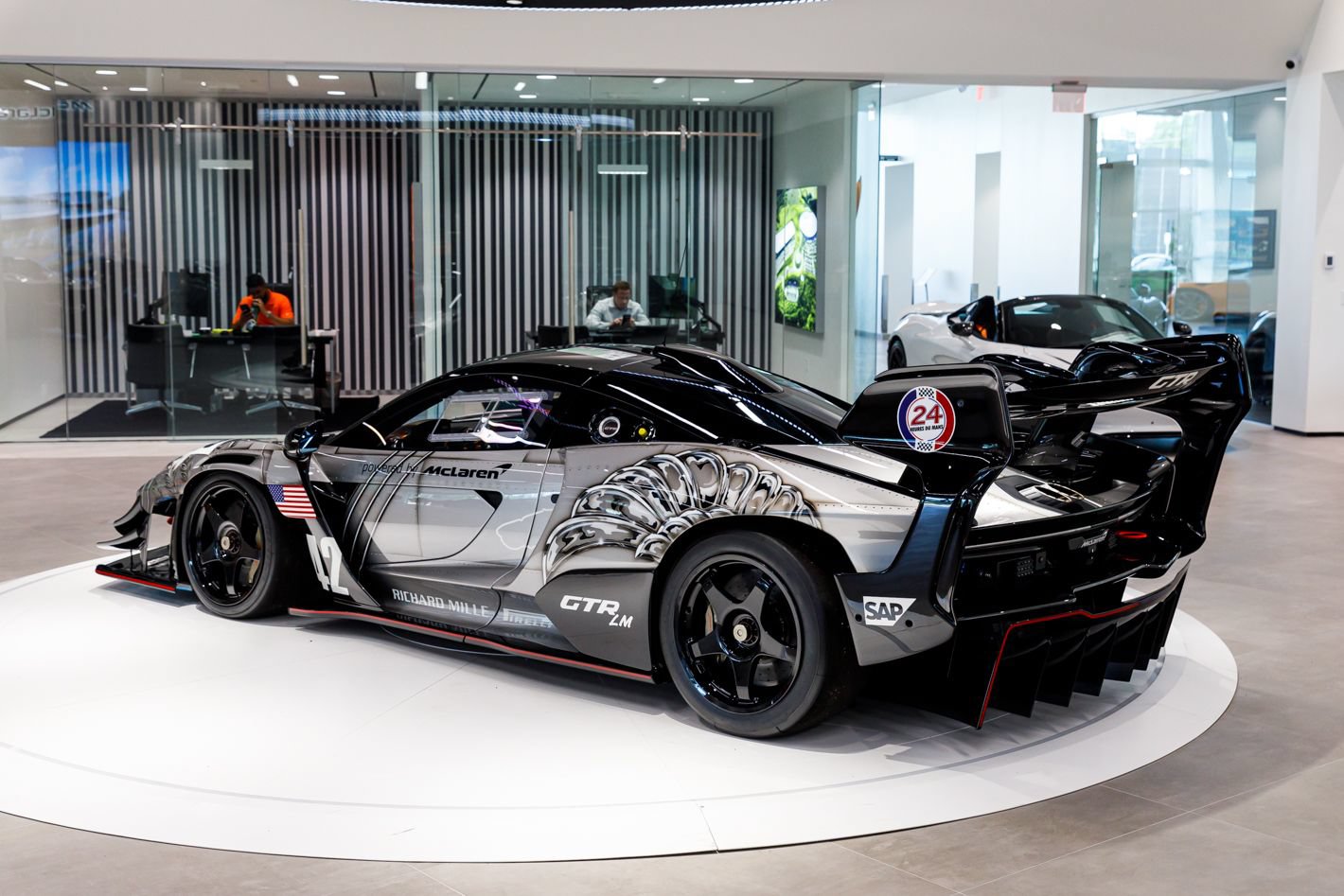 Used 2020 McLaren Senna RWD image 12