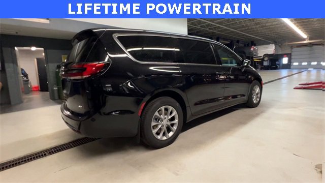 New 2026 Chrysler Pacifica Select image 8