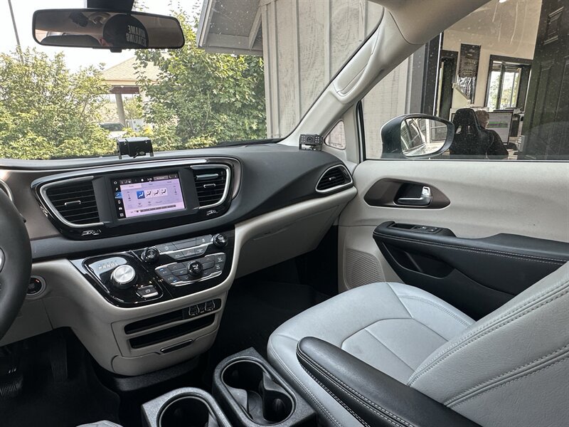 Used 2022 Chrysler Voyager LX FWD image 10