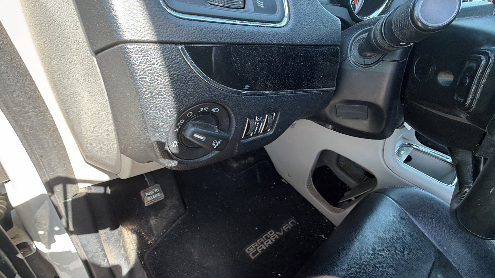 Used 2016 Dodge Grand Caravan SXT image 22