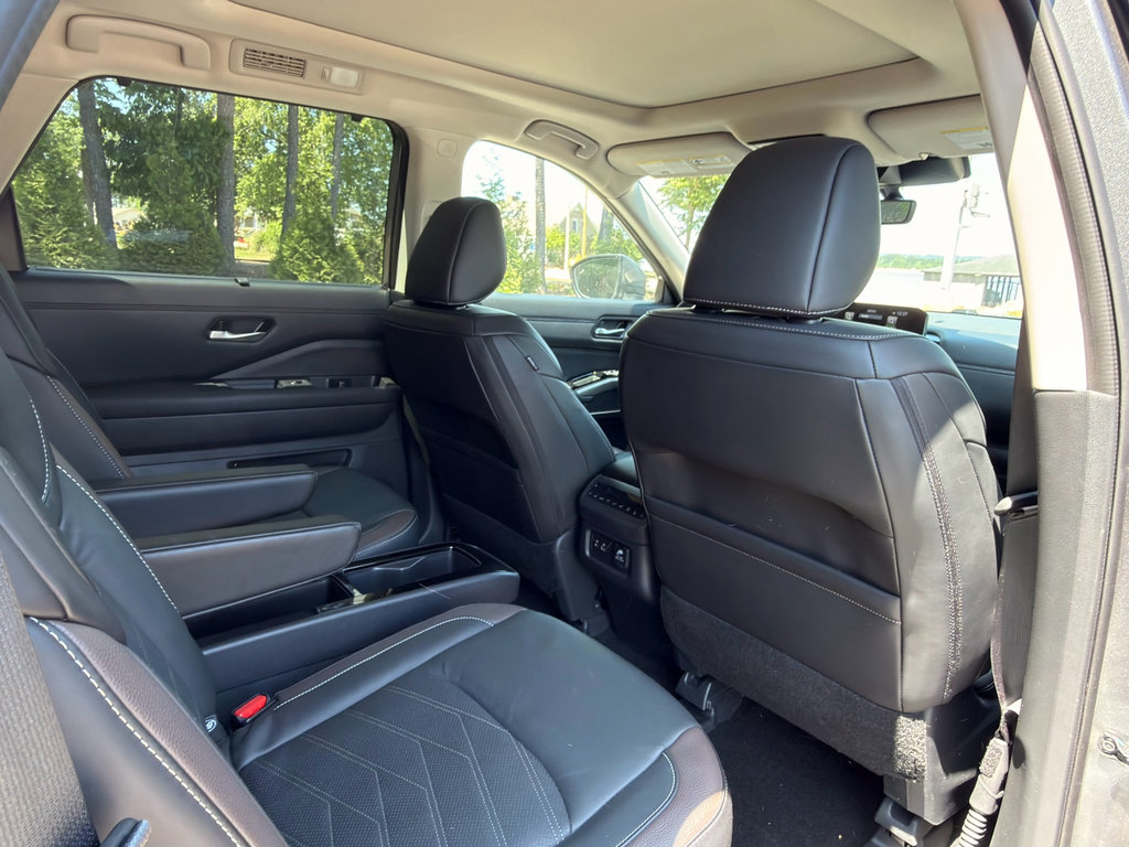 Used 2024 Nissan Pathfinder Platinum AWD/4WD image 17