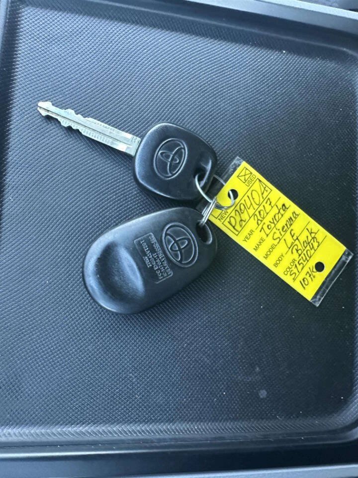 Used 2017 Toyota Sienna LE AWD/4WD image 32