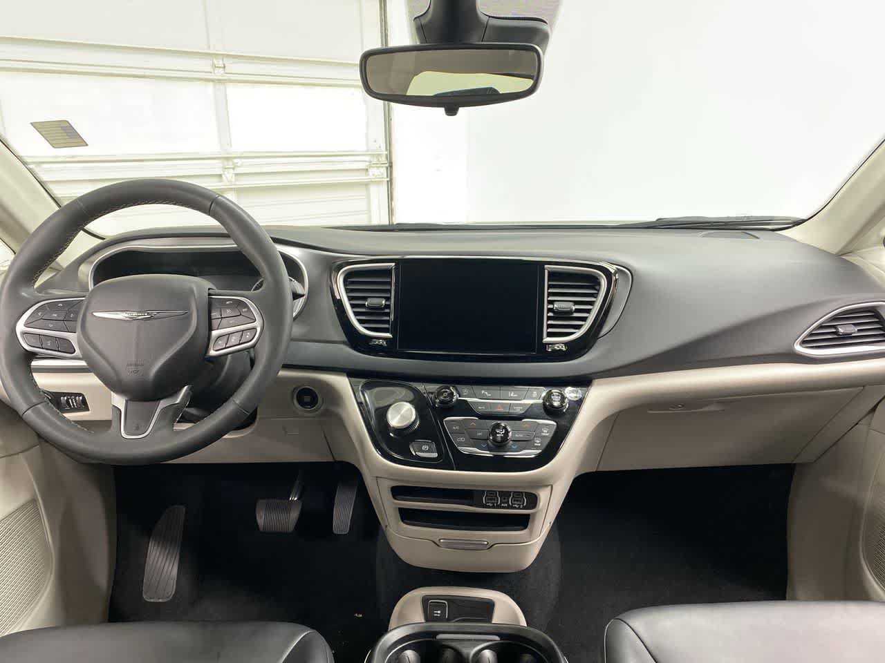 Used 2024 Chrysler Pacifica Touring-L FWD image 14