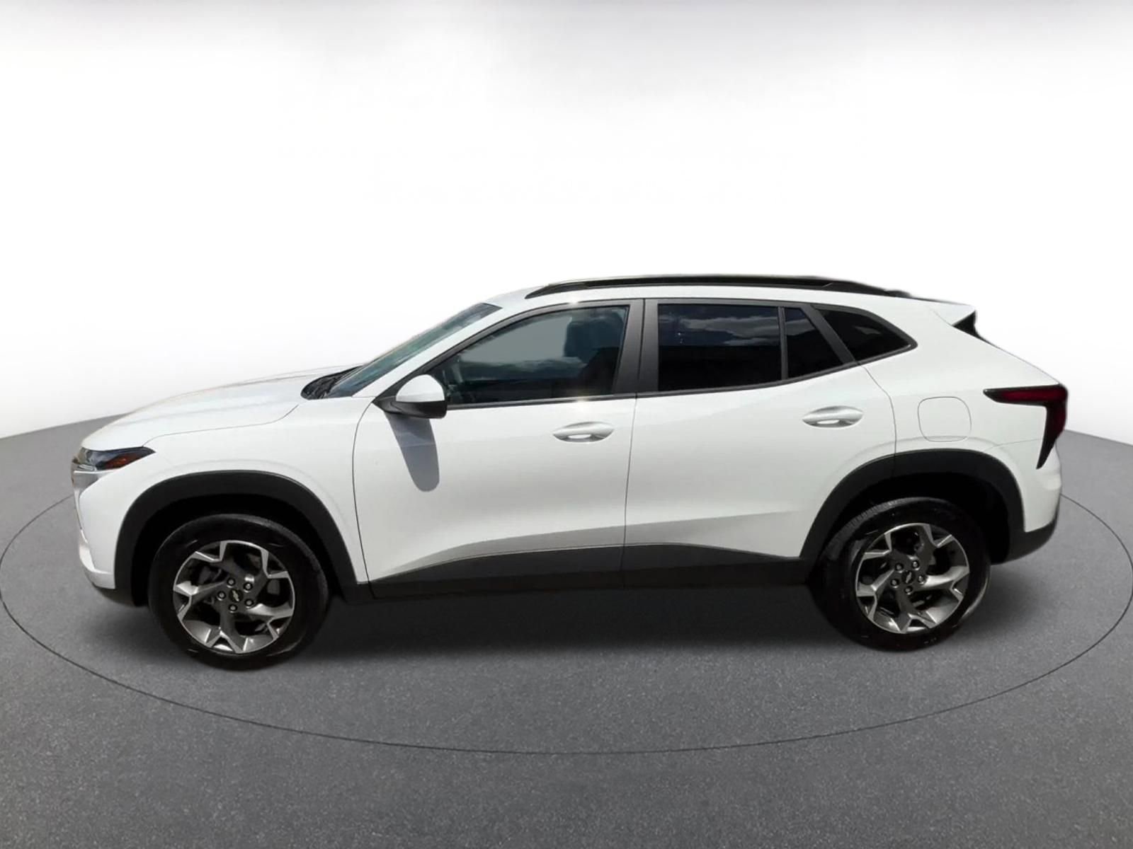 Used 2025 Chevrolet Trax LT FWD image 10