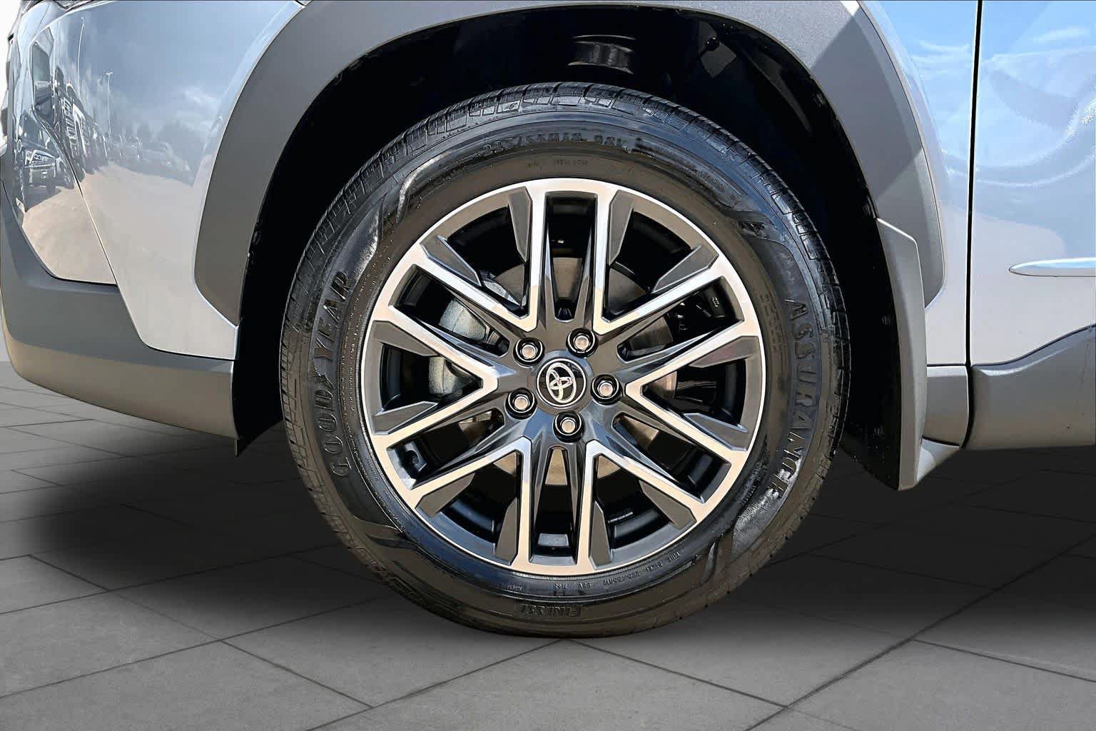 Used 2026 Toyota Corolla Cross XLE w/ Convenience Package FWD image 11
