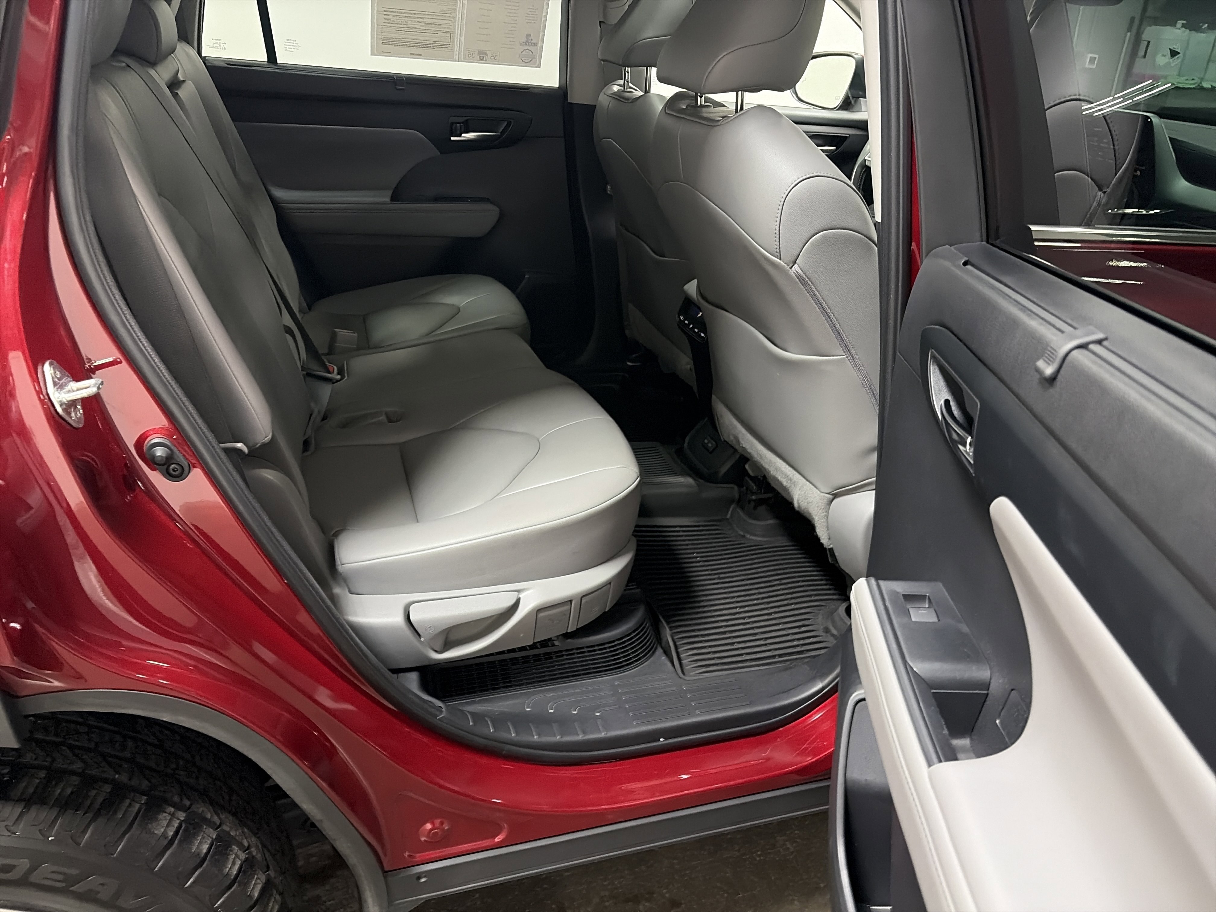 Used 2023 Toyota Highlander XLE image 33