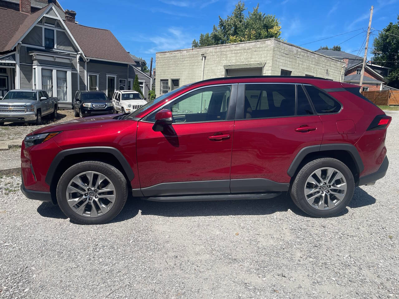 Used 2023 Toyota RAV4 XLE Premium image 2