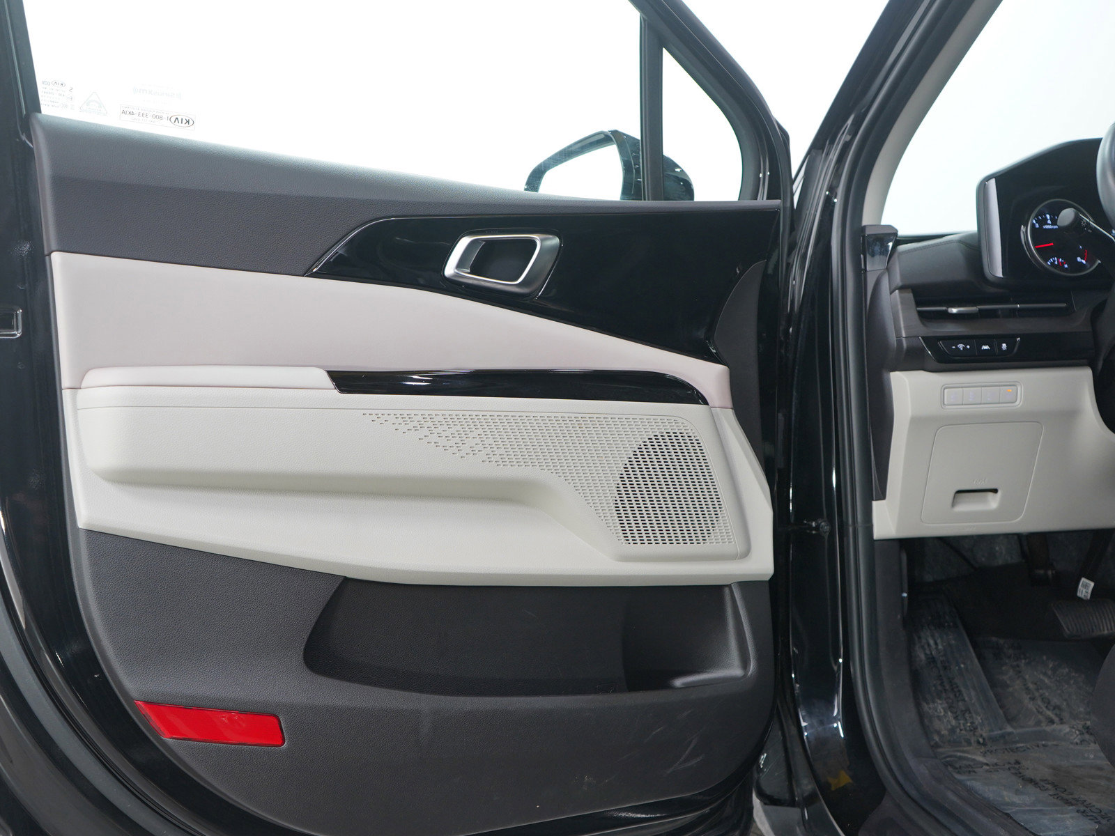 Used 2022 Kia Carnival EX image 21