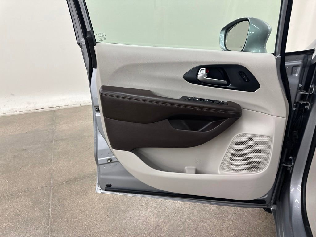Used 2020 Chrysler Pacifica Touring-L Plus w/ Advanced Safetytec Group FWD image 29