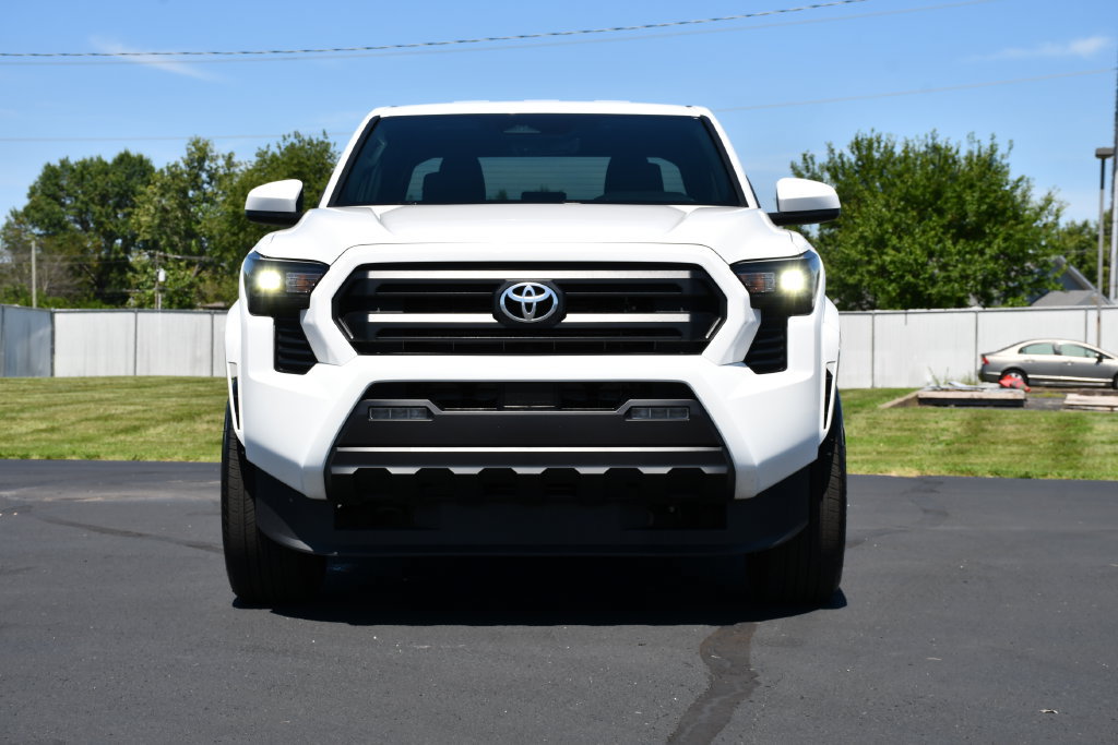 Used 2025 Toyota Tacoma SR5 AWD/4WD image 2