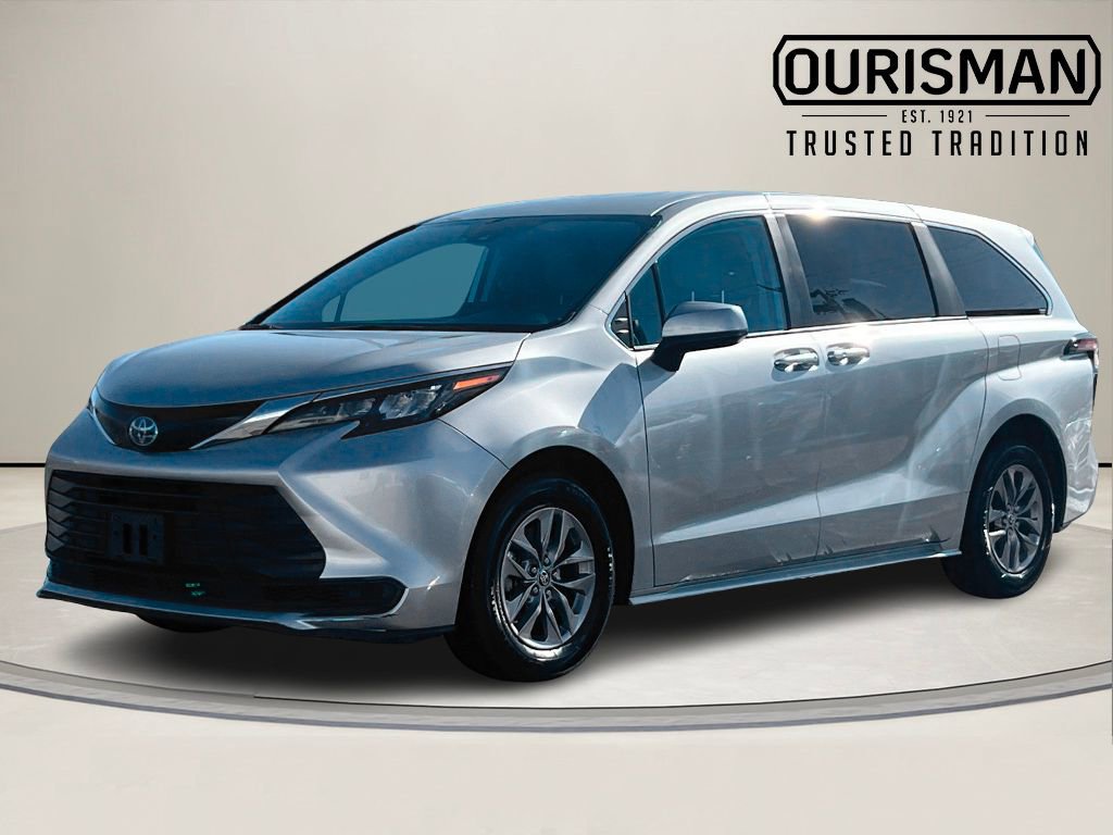 Used 2024 Toyota Sienna LE image 2