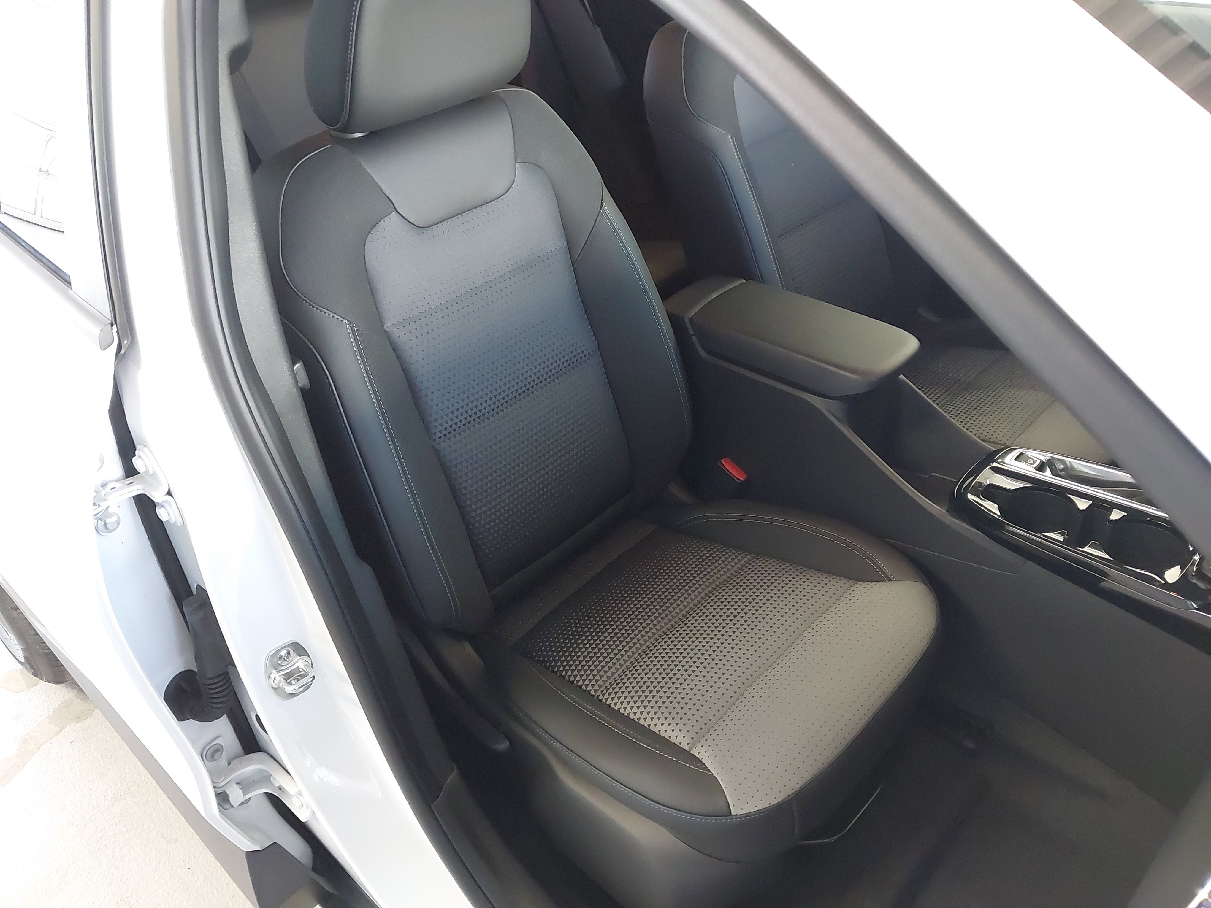 Used 2025 Chevrolet Trax LT w/ Driver Confidence Package FWD image 28