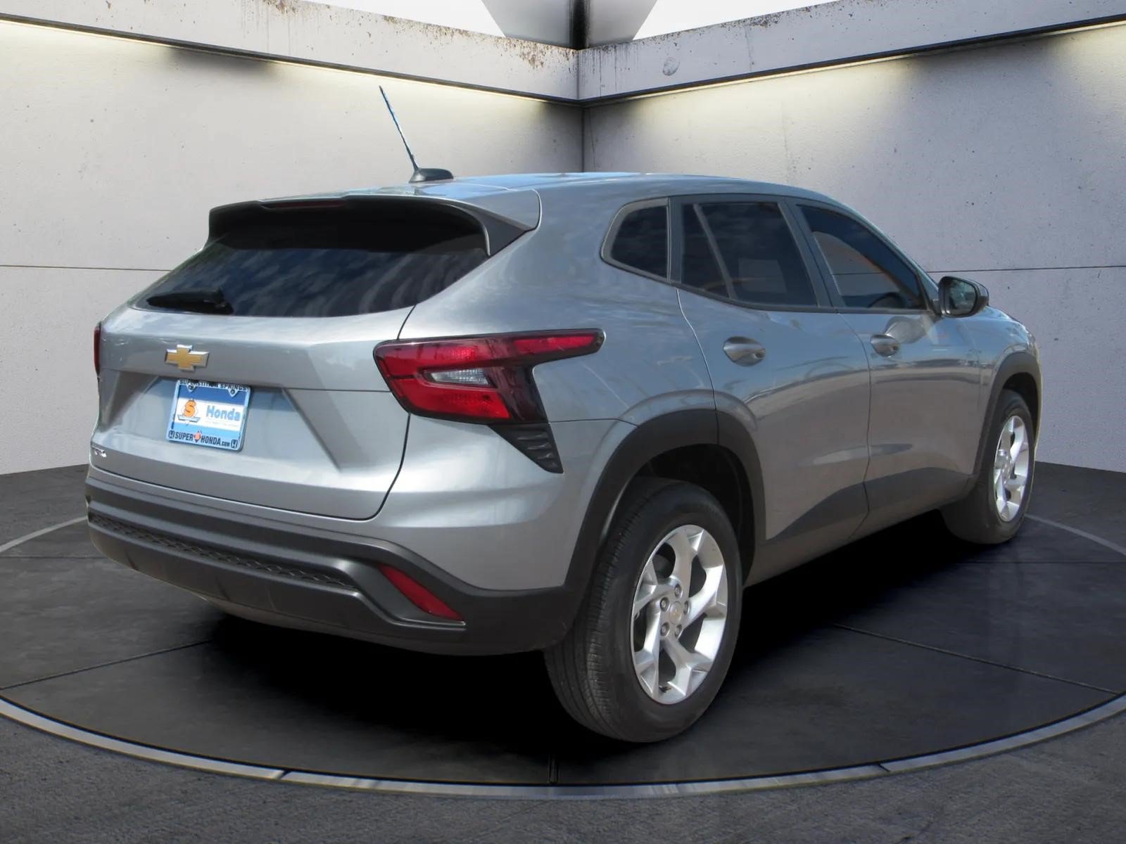 Used 2024 Chevrolet Trax LS w/ LS Convenience Package FWD image 5