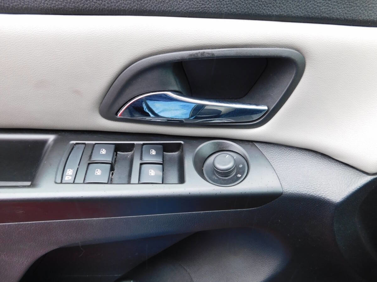 Used 2014 Chevrolet Cruze LS image 16