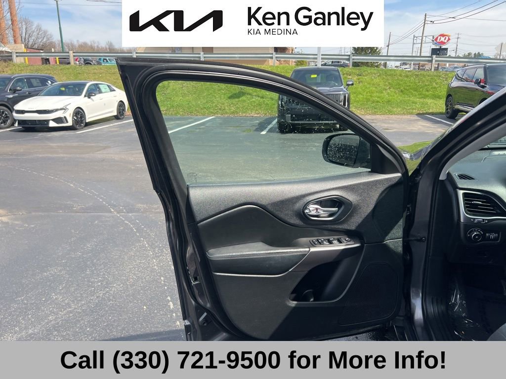 Used 2019 Jeep Cherokee Latitude Plus w/ Cold Weather Group image 25