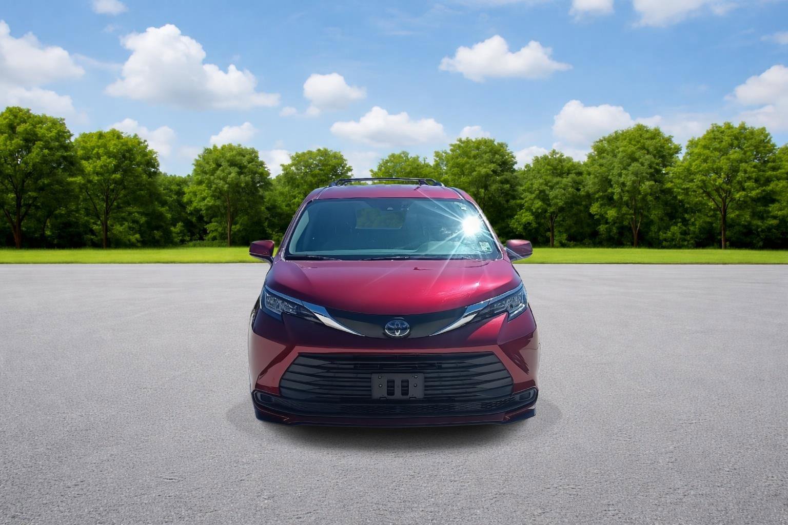 Used 2023 Toyota Sienna LE image 2