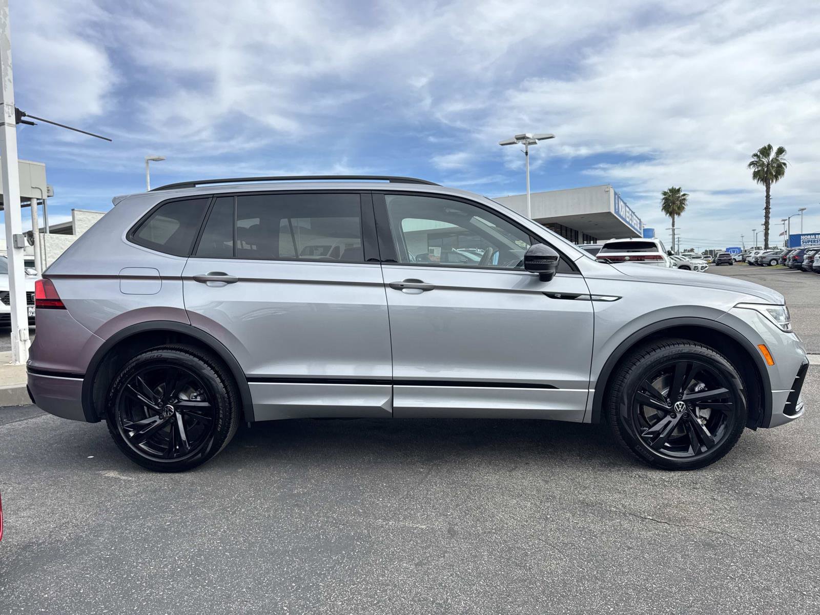 Certified 2024 Volkswagen Tiguan SE R-Line image 6