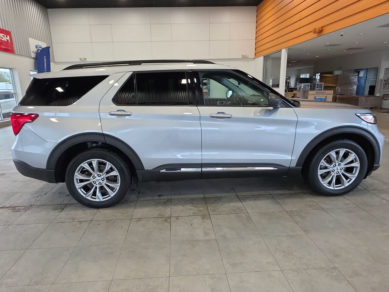Used 2023 Ford Explorer XLT w/ Equipment Group 202A AWD/4WD image 7